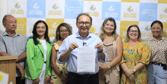 Prefeito assina projeto de lei para concurso público