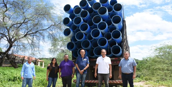 Prefeito acompanha início das obras da Adutora