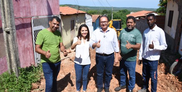 Mais calçamento: iniciadas as obras na Rua Projetada, no Alto Caixa D’Água